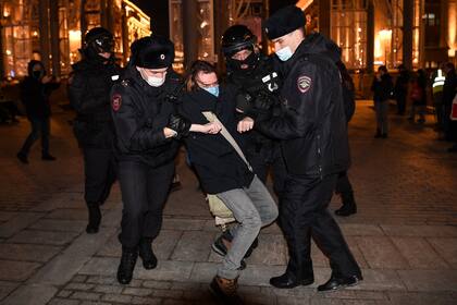 Agentes de policía detienen a un hombre durante una protesta contra la invasión rusa de Ucrania en el centro de Moscú el 3 de marzo de 2022.