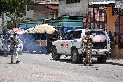 Agentes de policía lanzan gas lacrimógeno a manifestantes durante una protesta contra la inseguridad en Carrefour-Feuilles, un distrito de Puerto Príncipe, Haití, el 14 de agosto de 2023.