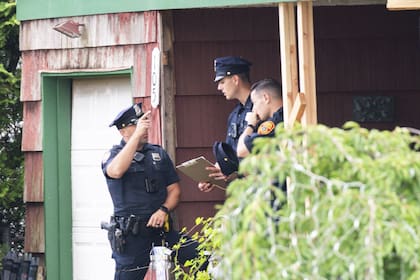 Agentes de policía llegan a la casa donde se ha detenido a un sospechoso en Long Island, Nueva York, en relación con una serie de asesinatos sin resolver, el viernes 14 de julio de 2023, en Massapequa, Nueva York. 