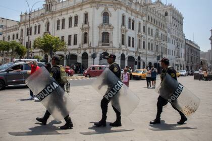 Agentes de policía patrullan el centro histórico de Lima.
