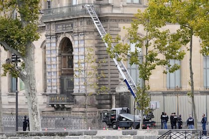 Agentes de policía trabajan junto al montacargas utilizado por unos ladrones en el museo del Louvre, el 19 de octubre de 2025, en París