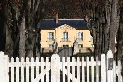 Agentes de policía vigilan La Lanterne, una residencia presidencial en Versalles, en las afueras de París, donde Emmanuel Macron se encuentra aislado por contraer coronavirus