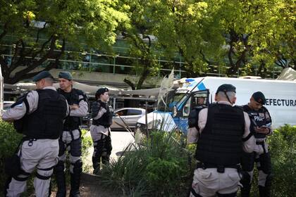 Agentes de Prefectura en la puerta de Aeroparque