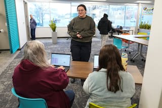 Agentes de seguridad en aeropuertos de EE.UU. sobreviven sin cobrar