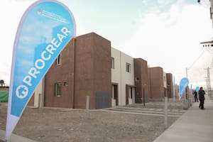 Agentes de Superintendencia de Investigaciones ingresaron este martes a la vivienda del falso gestor, y encontraron importante material probatorio, entre el que destacaban formularios en blanco de Procrear y distintos sellos, entre ellos del Banco Hipotecario, además de teléfonos celulares y documentación relacionada a la investigación