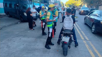 Agentes de Tránsito de Ciudad durante un control vehicular