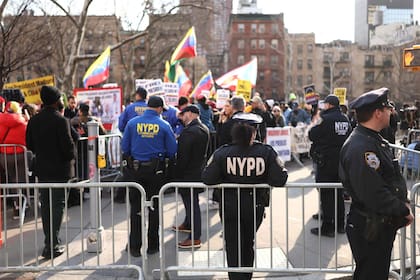 Agentes del Departamento de Policía de la Ciudad de Nueva York (NYPD) montan un amplio operativo de seguridad frente al Tribunal Federal Daniel Patrick Moynihan el día en que el derrocado presidente (AFP)