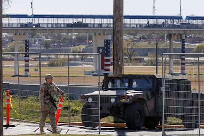 Agentes del Departamento de Seguridad Pública de Texas resguardan el ingreso al Parque Shelby, el jueves 11 de enero de 2024, en Eagle Pass, Texas. (Sam Owens /The San Antonio Express-News vía AP)