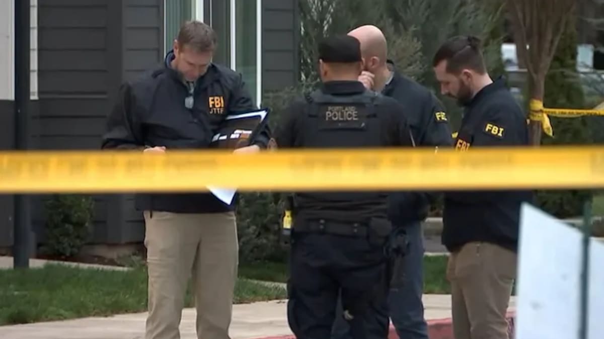Agentes federais de imigração atiraram e feriram duas pessoas em Portland Agentes federais de imigração atiraram e feriram duas pessoas em Portland