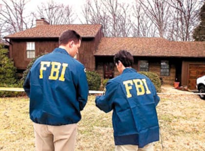 Agentes del FBI realizan peritajes frente a la vivienda de Robert Phillip Hanssen, en Vienna, Virginia