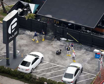 Agentes del FBI recogen evidencia en el estacionamiento de la disco donde se perpetró el atentado