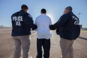 Agentes del ICE arrestan a migrante en EE.UU.