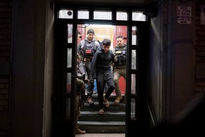 Agentes del ICE en una redada en un complejo de apartamentos en Highbridge, Bronx