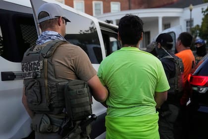 Agentes del Servicio de Inmigración y Control de Aduanas de Estados Unidos (ICE) realizan un arresto durante un operativo matutino Illinois