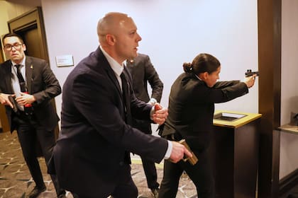 Agentes del Servicio Secreto, desplegados en el hotel en Washington donde un hombre armado intentó irrumpir al salón en el que estaba Donald Trump.