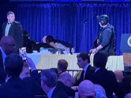 Agentes del servicio secreto responden durante la cena de corresponsales de la Casa Blanca, el sábado 25 de abril de 2026, en Washington. (Foto AP/Mark Schiefelbein)
