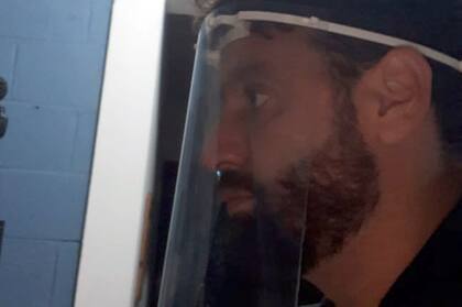 Un médico que trabaja en un Hospital de Quilmes, con la mascarilla