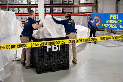 Agentes especiales del FBI asignados al equipo de respuesta a la evidencia procesan el material recuperado del globo chino de gran altitud frente a la costa de Carolina del Sur, el jueves 9 de febrero de 2023, en el laboratorio del FBI en Quantico, Virginia