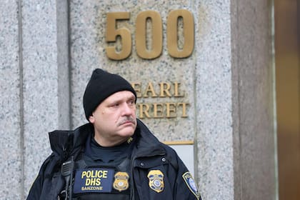 Agentes estadounidenses montan guardia frente al Tribunal Federal Daniel Patrick Moynihan el 5 de enero de 2026 en la ciudad de Nueva York