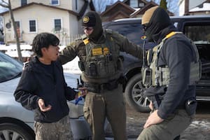 Sirenas, agentes disfrazados y una pregunta peligrosa: el miedo al ICE se instala entre los estudiantes extranjeros