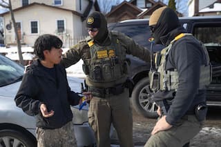 Agentes disfrazados y una pregunta peligrosa: crece el terror de los estudiantes extranjeros en un estado en la mira de Trump