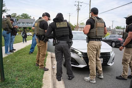 Agentes federales en un operativo en un barrio de Washington.