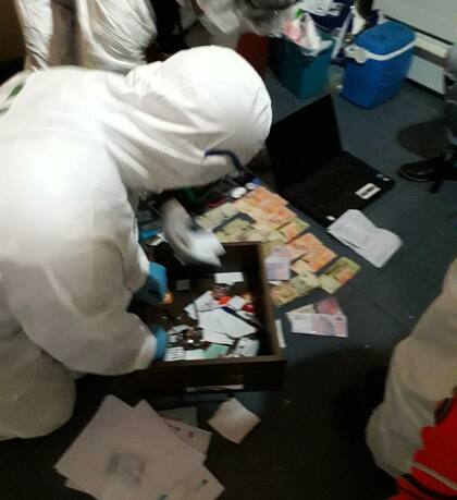 Agentes federales inspeccionan los prostíbulos durante los allanamientos