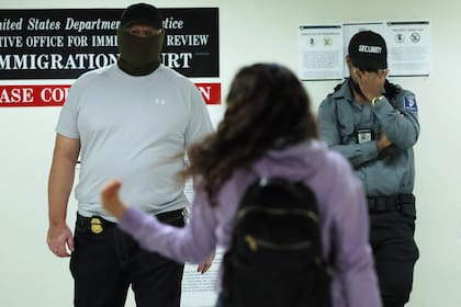 Agentes federales patrullan los pasillos del tribunal de inmigración en el Edificio Federal Jacob K. Javits el 27 de octubre de 2025 en la ciudad de Nueva York (AFP)