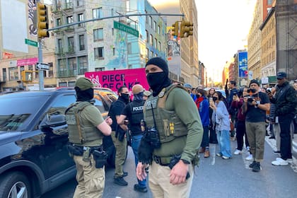 Agentes federales realizan una redada migratoria en Canal Street, Manhattan, mientras varios manifestantes se reúnen, el martes 21 de octubre de 2025, en Nueva York. (AP Foto/Jake Offenhartz)