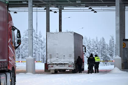 Agentes fronterizos finlandeses revisan un camión en el cruce fronterizo internacional de Raja-Jooseppi, en Inari, Finlandia, el martes 28 de noviembre de 2023. (Emmi Korhonen/Lehtikuva via AP)