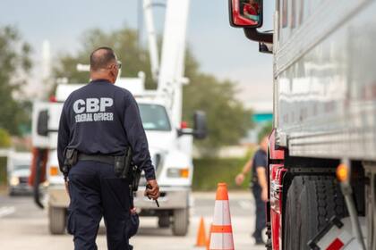 Agentes localizaron a los fugitivos con apoyo aéreo y prestaron auxilio a un niño con heridas en el rostro