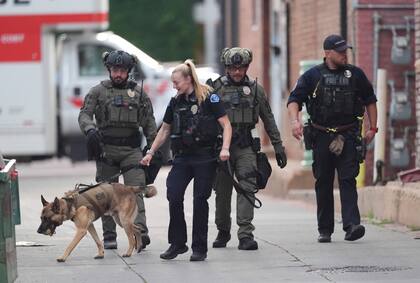 Agentes policiales investigan después de un ataque en el centro comercial Pearl Street Mall, el 1 de junio de 2025, en Boulder, Colorado.