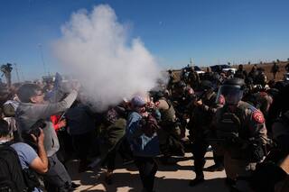 Agentes se enfrentan a manifestantes en Texas por detención de un padre y su hijo en Minnesota
