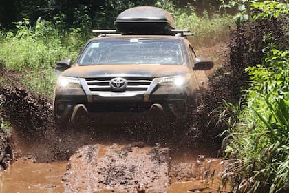 Agilidad. El barro requiere una conducción con ritmo; por lo general, en 4X4 alta (4H) para que la fuerza centrífuga del giro de las ruedas limpie los neumáticos