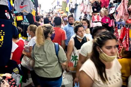 Aglomeraciones y tapabocas mal colocados, en La Salada