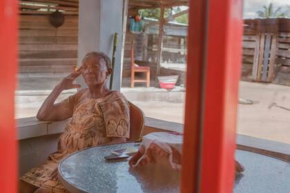 Agnes Brunswijk, de 85 años, madre de Brunswijk, en su porche el mes pasado. Era un niño “travieso”, dijo.