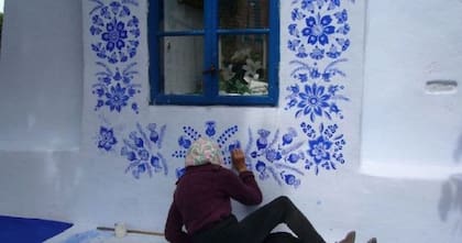 Agnes (su nombre castellanizado) empezó a pintar las fachadas de su pueblo a los 40 años y nunca paró hasta días antes de su muerte