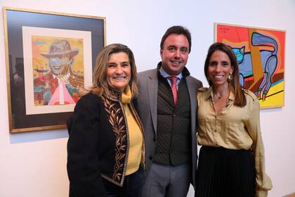 Agó Páez agradeció la gestión del ministro de la embajada del Uruguay, José Ramiro Reyes Segade, para llevar a cabo la muestra. En la foto, junto a Georgina Pepa Morelli