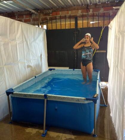 Agostina, durante la pandemia, tratando de nadar como sea: sus padres compraron una pileta de lona y Hein practicaba atada a una soga unida a un tensor