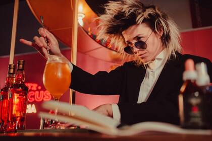 Agostina Elena preparando un Bellini Moderno.