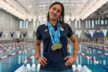 Agostina Hein, con varias de las medallas que ganó en los Panamericanos Junior de Asunción