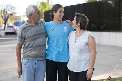 Agostina junto con su papá, Enrique Hein, y su mamá, Ivana Pinkas: "Mis papás, más que nada, me blindan. Ellos son la opinión que siempre yo voy a tomar"