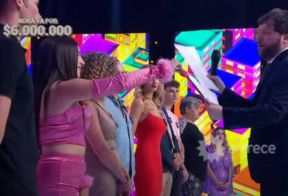 Agostina llevaba las uñas largas y en color rosa (Foto: Captura de TV / eltrece)