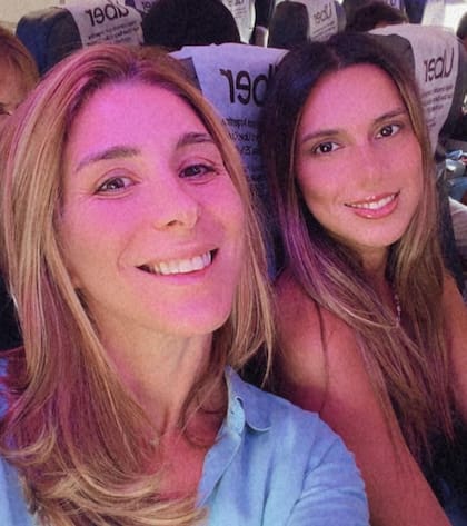 Agostina Páez junto a su abogada en el avión rumbo a la Argentina