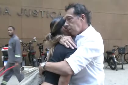 Agostina Páez junto a su padre al llegar al Palacio de Justicia