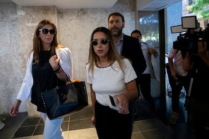 Agostina Páez llega al tribunal para ser juzgada en Río de Janeiro, el martes 24 de marzo de 2026 (Foto AP/Bruna Prado)