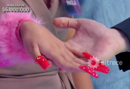 Agostina sorprendió a todos al mostrar cómo tiene las uñas (Foto: Captura de TV / eltrece)