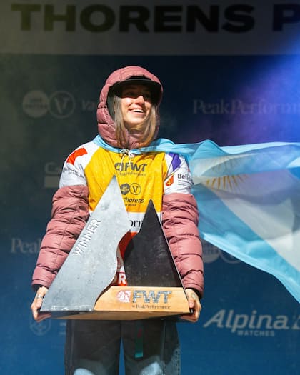 Agostina Vietti con su trofeo de ganadora en el Freeride World Tour en Val Thorens
