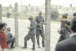 Agosto de 1961: soldados de la República Democrática Alemana junto a la alambrada donde, días después, comenzaría a construirse el Muro de Berlín