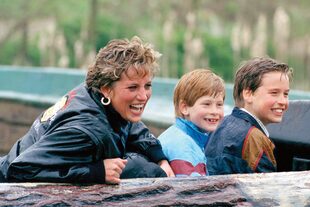 Agosto de 1992. La princesa Diana y sus hijos, William y Harry, se divierten en una de las atracciones acuáticas del Thorpe Park.